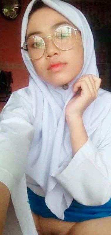 Ngentot janda muda jilbab putih goyang crot dalam .